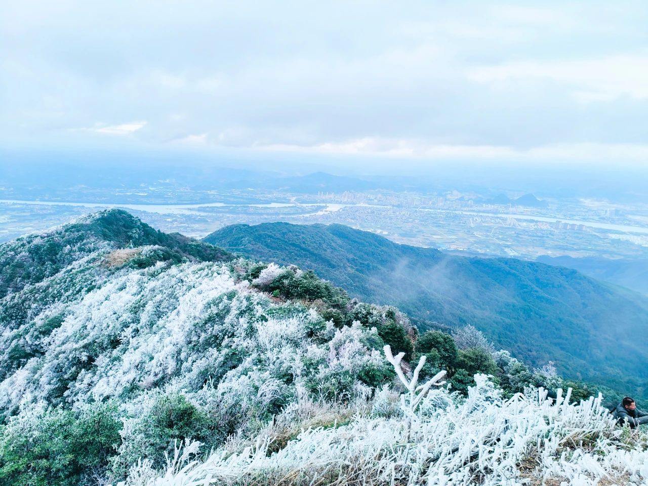 融安德圣峰上的雾凇和冰凌景观美成仙境，银装素裹，风景如画