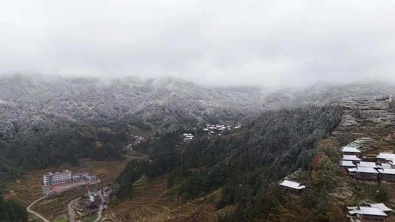 融水县高寒山区入眼可见的雪白高山 让人不经意间 仿佛进入另一个人间天堂 ...