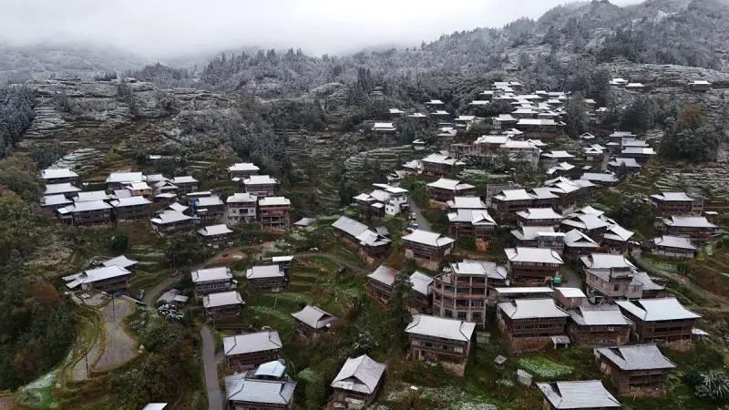 融水县高寒山区入眼可见的雪白高山 让人不经意间 仿佛进入另一个人间天堂 ...