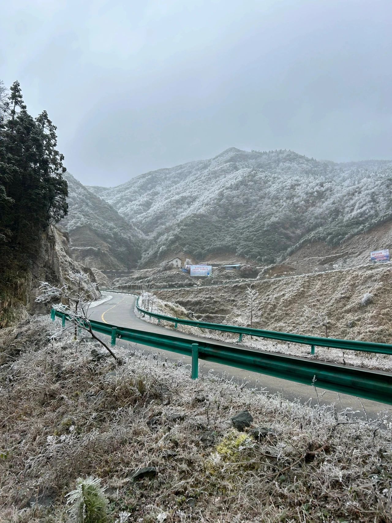 融水县高寒山区入眼可见的雪白高山 让人不经意间 仿佛进入另一个人间天堂 ...