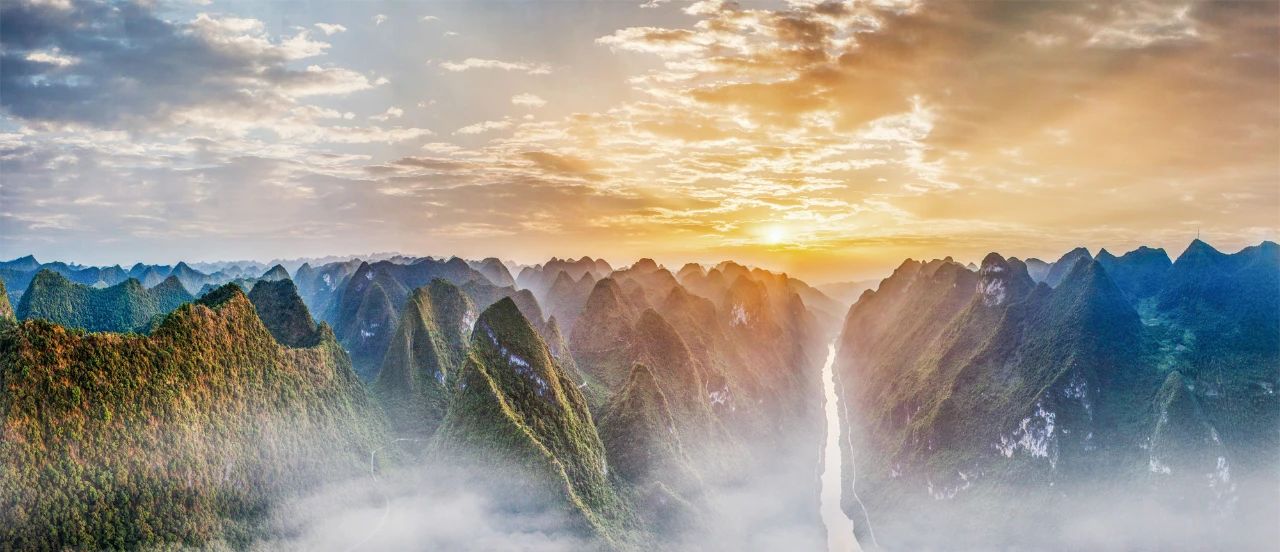 龙滩大峡谷高深险俊、两岸山体巍峨，被专家们誉为“中国最壮美的河谷”