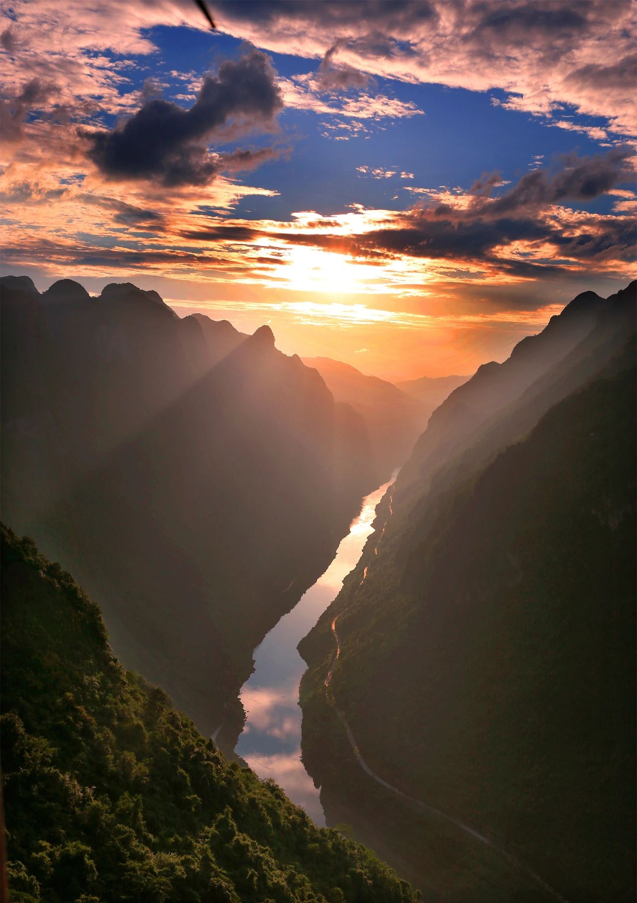 龙滩大峡谷高深险俊、两岸山体巍峨，被专家们誉为“中国最壮美的河谷”