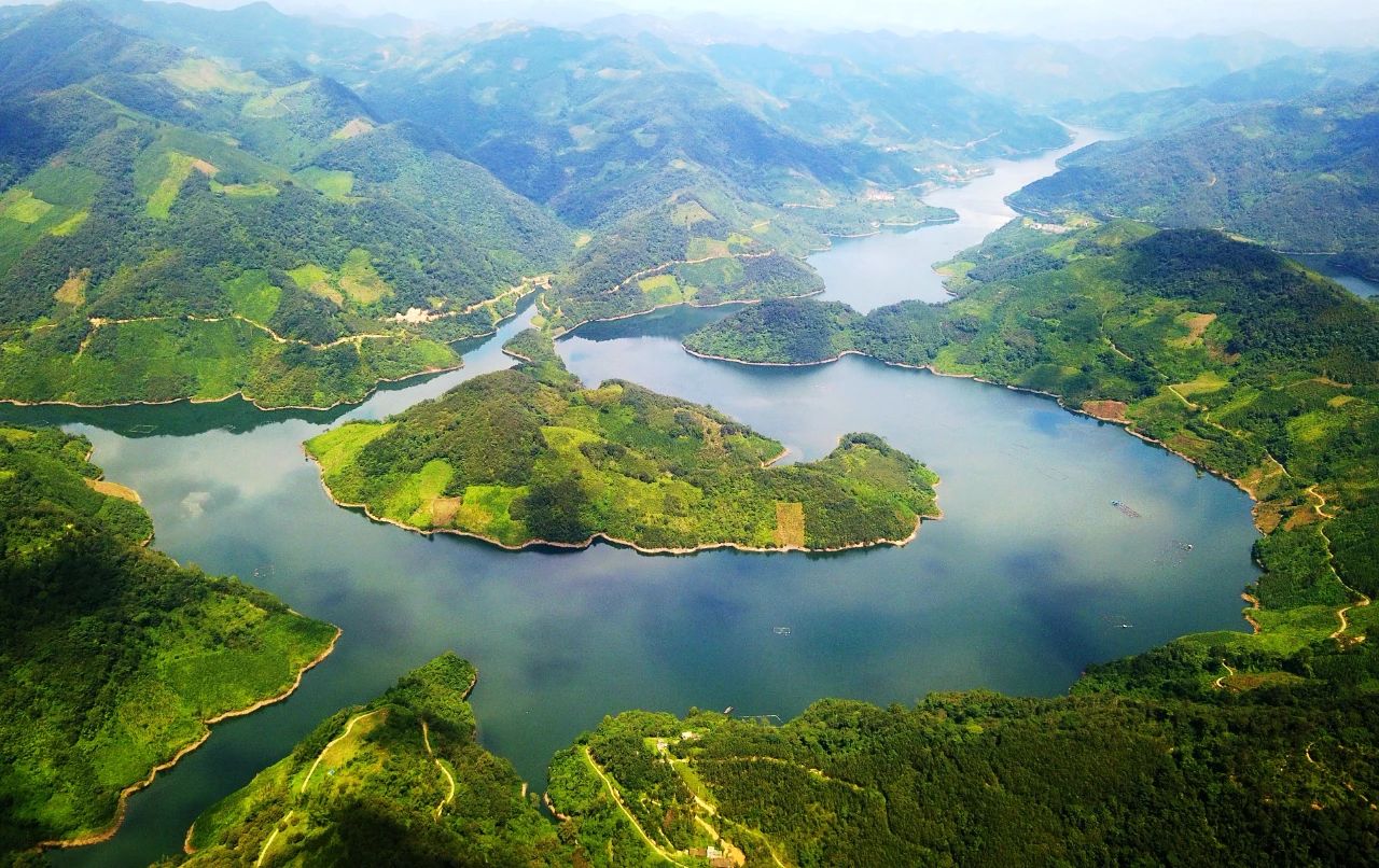 河池天峨县龙滩天湖高峡出平湖，风景美如画