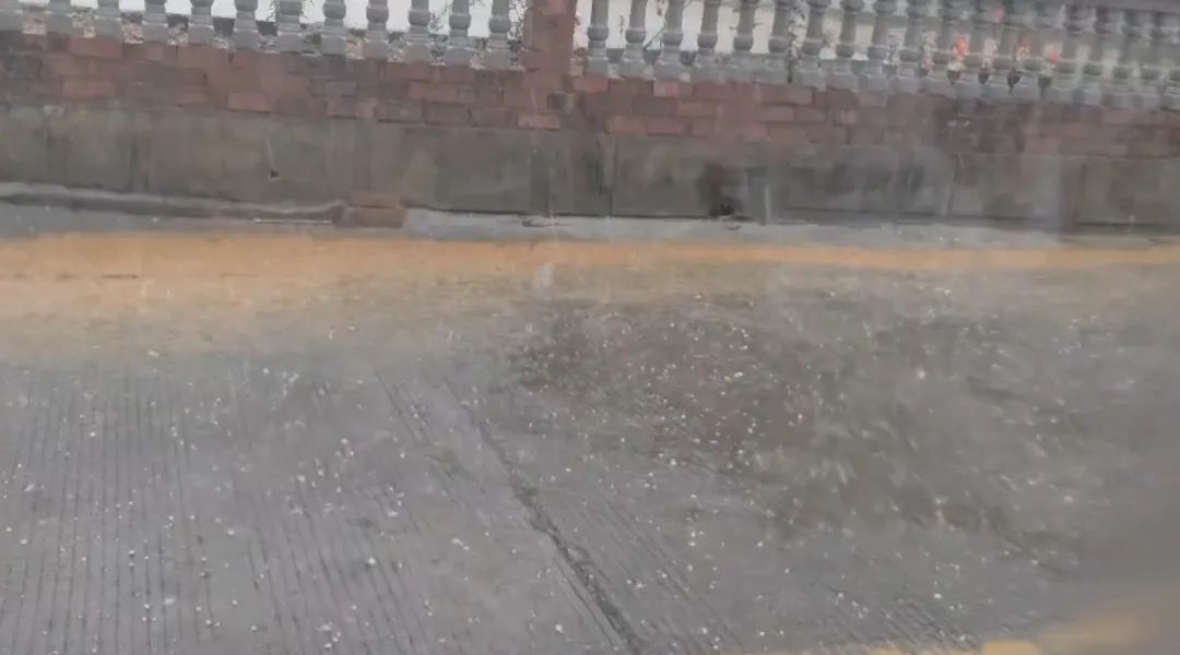 柳州多地突降冰雹！噼里啪啦砸得路面一片白